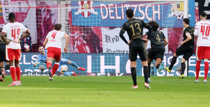 RB Leipzig - Augsburg Bundesliga Leipzig, 07.03.2026, Red Bull Arena, Fußball, 1.Bundesliga, 25.Spieltag , RB Leipzig vs. FC Augsburg , Im Bild: Torwart Maarten Vandevoordt (26, RB Leipzig) pariert den Handelfmeter von Keven Schlotterbeck ( 31,Augsburg). , Nur zur redaktionellen Nutzung. Only editorial use. , DFL DFB regulations prohibit any use of photographs as image sequences and or quasi-video. ,