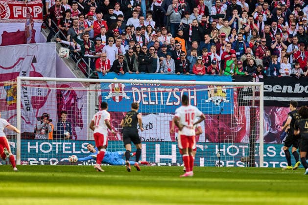 07.03.2026, Fußball, Männer, Bundesliga, 2025 2026, RB Leipzig - FC Augsburg Maarten Vandevoordt (26, RB Leipzig), Aktion, hält Elfer, am Ball Leipzig Red Bull Arena Sachsen Deutschland