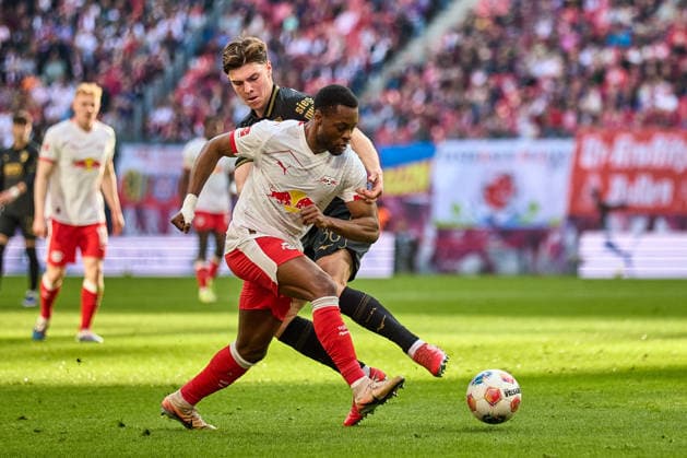 07.03.2026, Fußball, Männer, Bundesliga, 2025 2026, RB Leipzig - FC Augsburg Ridle Baku (17, RB Leipzig), Aktion, Zweikampf um Ball Leipzig Red Bull Arena Sachsen Deutschland