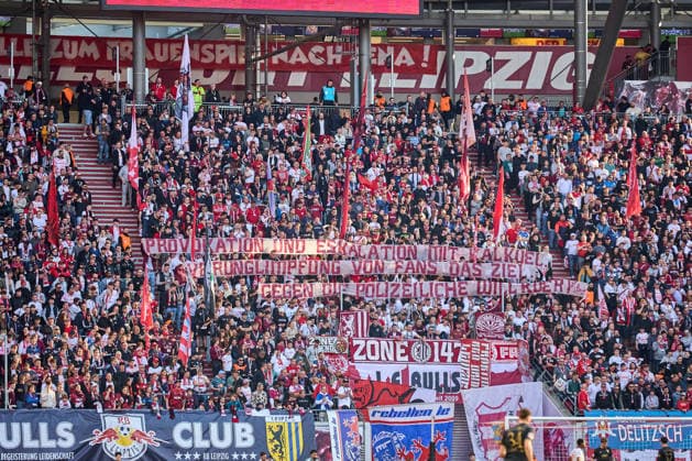 07.03.2026, Fußball, Männer, Bundesliga, 2025 2026, RB Leipzig - FC Augsburg Protestbanner der RB-Fans gegen Polizeiliche Willkür Leipzig Red Bull Arena Sachsen Deutschland