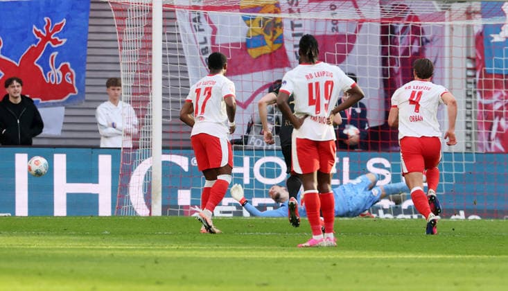 RB Leipzig - Augsburg Bundesliga Leipzig, 07.03.2026, Red Bull Arena, Fußball, 1.Bundesliga, 25.Spieltag , RB Leipzig vs. FC Augsburg , Im Bild: Torwart Maarten Vandevoordt (26, RB Leipzig) pariert den Handelfmeter von Keven Schlotterbeck ( 31,Augsburg). , Nur zur redaktionellen Nutzung. Only editorial use. , DFL DFB regulations prohibit any use of photographs as image sequences and or quasi-video. ,