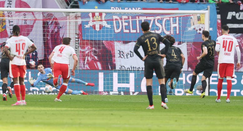 RB Leipzig - Augsburg Bundesliga Leipzig, 07.03.2026, Red Bull Arena, Fußball, 1.Bundesliga, 25.Spieltag , RB Leipzig vs. FC Augsburg , Im Bild: Torwart Maarten Vandevoordt (26, RB Leipzig) pariert den Handelfmeter von Keven Schlotterbeck ( 31,Augsburg). , Nur zur redaktionellen Nutzung. Only editorial use. , DFL DFB regulations prohibit any use of photographs as image sequences and or quasi-video. ,