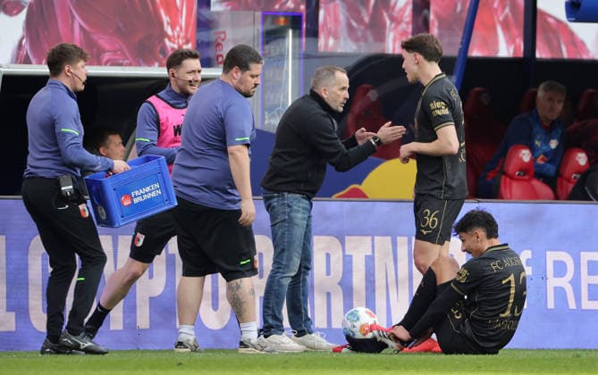 Trainer Manuel Baum redet mit Mert Kömür, Dimitrios Giannoulis wechselt Schuhe Fußball Fussball DFL Bundesliga Herren 25. Spieltag Saison 2025 2026 07.03.2026 RasenBallsport RB Leipzig RBL vs. FC Augsburg FCA in der RedBull Arena DFL regulations prohibit any use of photographs as image sequences and or quasi-video.