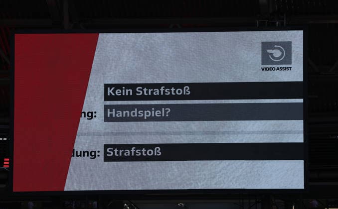 VAR Video Assist Referee Handspiel? Strafstoß Fußball Fussball DFL Bundesliga Herren 25. Spieltag Saison 2025 2026 07.03.2026 RasenBallsport RB Leipzig RBL vs. FC Augsburg FCA in der RedBull Arena DFL regulations prohibit any use of photographs as image sequences and or quasi-video.