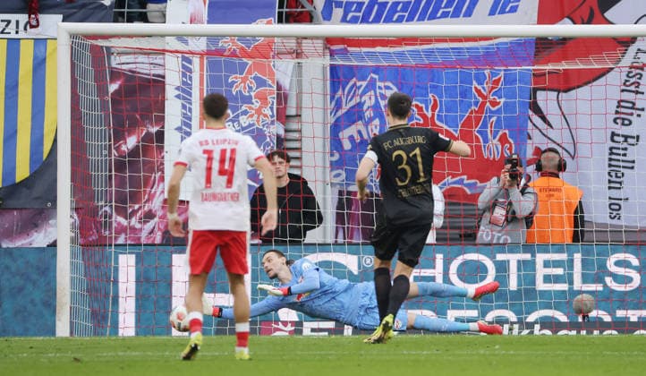 Keven Schlotterbeck schießt Elfmeter Strafstoß gegen Torwart Maarten Vandevoordt pariert Zweikampf Spielszene Aktion Fußball Fussball DFL Bundesliga Herren 25. Spieltag Saison 2025 2026 07.03.2026 RasenBallsport RB Leipzig RBL vs. FC Augsburg FCA in der RedBull Arena DFL regulations prohibit any use of photographs as image sequences and or quasi-video.