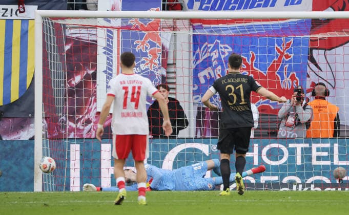 Keven Schlotterbeck schießt Elfmeter Strafstoß gegen Torwart Maarten Vandevoordt pariert Zweikampf Spielszene Aktion Fußball Fussball DFL Bundesliga Herren 25. Spieltag Saison 2025 2026 07.03.2026 RasenBallsport RB Leipzig RBL vs. FC Augsburg FCA in der RedBull Arena DFL regulations prohibit any use of photographs as image sequences and or quasi-video.