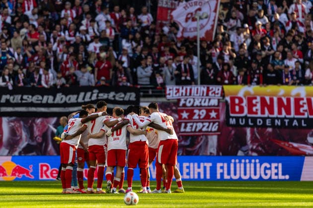 GER, Bundesliga, RB Leipzig - FC Augsburg. 07.03.2026, Red Bull Arena, Leipzig, GER, Bundesliga, RB Leipzig - FC Augsburg. Schulterschluss von RB Leipzig Â