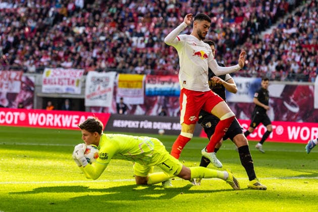 GER, Bundesliga, RB Leipzig - FC Augsburg. 07.03.2026, Red Bull Arena, Leipzig, GER, Bundesliga, RB Leipzig - FC Augsburg. Finn Dahmen (FC Augsburg 1) Kart gegen Romulo Cardoso (RB Leipzig 40) Â