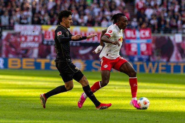 GER, Bundesliga, RB Leipzig - FC Augsburg. 07.03.2026, Red Bull Arena, Leipzig, GER, Bundesliga, RB Leipzig - FC Augsburg. Yan Diomande (RB Leipzig 49) im Zweikampf gegen Dimitris Giannoulis (FC Augsburg 13) Â