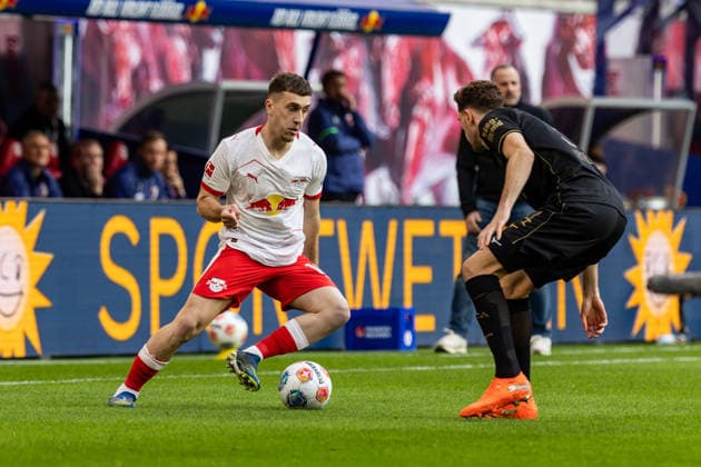 GER, Bundesliga, RB Leipzig - FC Augsburg. 07.03.2026, Red Bull Arena, Leipzig, GER, Bundesliga, RB Leipzig - FC Augsburg. Brajan Gruda (RB Leipzig 10) im Zweikampf gegen Arthur Chaves (FC Augsburg 34) Â