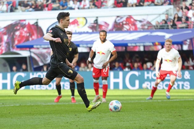 1. Fußball Bundesliga: RB Leipzig - FC Augsburg; 07.03.2026 Kapitän Keven Schlotterbeck (31, FC Augsburg) verschießt einen Elfmeter, Strafstoß. LEIPZIG, DEUTSCHLAND - MARCH 7: Bundesliga-Spiel RB Leipzig - FC Augsburg in der Red Bull Arena am 25. Spieltag der 1. Bundesliga am March 7, 2026 in Leipzig, Deutschland. DFL REGULATIONS PROHIBIT ANY USE OF PHOTOGRAPHS AS IMAGE SEQUENCES AND OR QUASI-VIDEO.