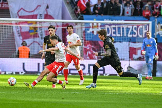 Fußball I Herren I Saison 2025-2026 I Bundesliga I 25. Spieltag I RB Leipzig - FC Augsburg I 07.03.2026 Christoph Baumgartner (14, RB Leipzig) spielt den Ball und wird von Mert Kömür (36, FC Augsburg) und Kristijan Jakic (17, FC Augsburg) angelaufen Leipzig Red Bull Arena Sachsen Deutschland