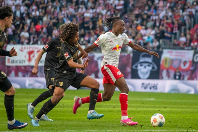 GER, Leipzig, Fußball, DFL Bundesliga, 25. Spieltag, RB Leipzig vs. FC Augsburg im Bild v.l.: Han-Noah Massengo (FC Augsburg 04), Yan Diomande (RB Leipzig 49), Zweikampf 07.03.2025, Red-Bull Arena Leipzig DFL DFB REGULATIONS PROHIBIT ANY USE OF PHOTOGRAPHS AS IMAGE SEQUENCES AND OR QUASI-VIDEO,