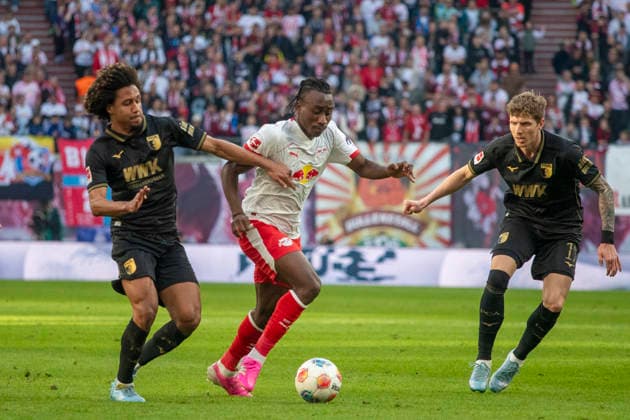GER, Leipzig, Fußball, DFL Bundesliga, 25. Spieltag, RB Leipzig vs. FC Augsburg im Bild v.l.: Han-Noah Massengo (FC Augsburg 04), Yan Diomande (RB Leipzig 49), Zweikampf 07.03.2025, Red-Bull Arena Leipzig DFL DFB REGULATIONS PROHIBIT ANY USE OF PHOTOGRAPHS AS IMAGE SEQUENCES AND OR QUASI-VIDEO,