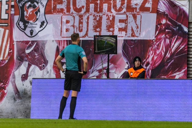 GER, Bundesliga, RB Leipzig - FC Augsburg. 07.03.2026, Red Bull Arena, Leipzig, GER, Bundesliga, RB Leipzig - FC Augsburg. Martin Petersen, Schiedsrichter schaut sich einen Videobeweis an Â