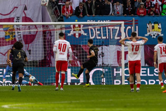GER, Bundesliga, RB Leipzig - FC Augsburg. 07.03.2026, Red Bull Arena, Leipzig, GER, Bundesliga, RB Leipzig - FC Augsburg. Keven Schlotterbeck (FC Augsburg 31) vergibt den Elfmeter Â