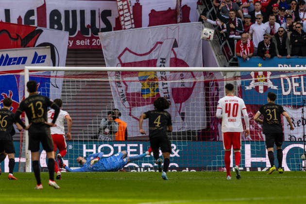 GER, Bundesliga, RB Leipzig - FC Augsburg. 07.03.2026, Red Bull Arena, Leipzig, GER, Bundesliga, RB Leipzig - FC Augsburg. Maarten Vandevoordt (RB Leipzig 26) hält den Elfmeter von Keven Schlotterbeck (FC Augsburg 31) Â