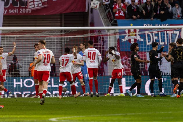 GER, Bundesliga, RB Leipzig - FC Augsburg. 07.03.2026, Red Bull Arena, Leipzig, GER, Bundesliga, RB Leipzig - FC Augsburg. Die Spieler von RB Leipzig bedanken sich bei Maarten Vandevoordt (RB Leipzig 26) Â