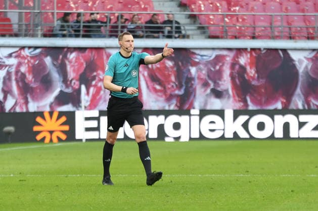 1. Fußball Bundesliga: RB Leipzig - FC Augsburg; 07.03.2026 Schiedsrichter Martin Petersen entscheidet nach Videobeweis auf Elfmeter für Augsburg. LEIPZIG, DEUTSCHLAND - MARCH 7: Bundesliga-Spiel RB Leipzig - FC Augsburg in der Red Bull Arena am 25. Spieltag der 1. Bundesliga am March 7, 2026 in Leipzig, Deutschland. DFL REGULATIONS PROHIBIT ANY USE OF PHOTOGRAPHS AS IMAGE SEQUENCES AND OR QUASI-VIDEO.