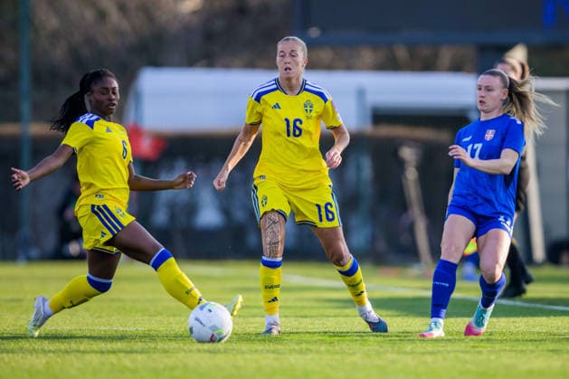 260307 Monica Jusu Bah and Filippa Angeldahl of Sweden against Allegra Poljak of Serbia during the FIFA Women™s World Cup Qualifier football match between Serbia and Sweden on March 7, 2026 in Stara Pazova. Photo: Ludvig Thunman BILDBYRAN kod LT LT0784 fotboll football soccer fotball vm-kval kval fifa womens world cup qualifier qualifier serbien serbia sverige sweden dam bbeng Copyright: LUDVIGxTHUNMAN BB260307LT049