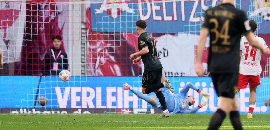 RB Leipzig - Augsburg Bundesliga Leipzig, 07.03.2026, Red Bull Arena, Fußball, 1.Bundesliga, 25.Spieltag , RB Leipzig vs. FC Augsburg , Im Bild: Tor für Augsburg. Robin Fellhauer ( 19,Augsburg) trifft zum 0:1. , Nur zur redaktionellen Nutzung. Only editorial use. , DFL DFB regulations prohibit any use of photographs as image sequences and or quasi-video. ,