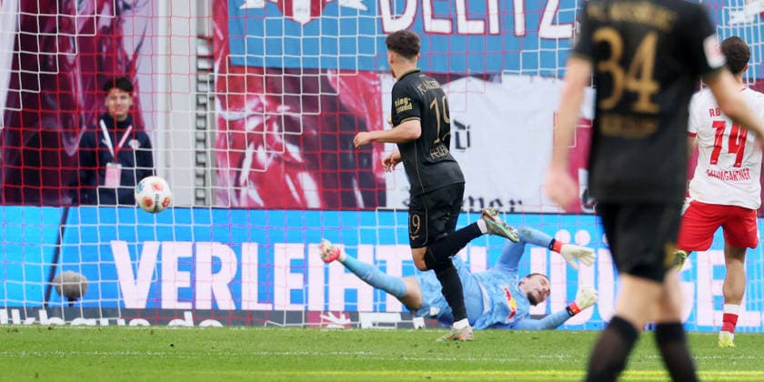 RB Leipzig - Augsburg Bundesliga Leipzig, 07.03.2026, Red Bull Arena, Fußball, 1.Bundesliga, 25.Spieltag , RB Leipzig vs. FC Augsburg , Im Bild: Tor für Augsburg. Robin Fellhauer ( 19,Augsburg) trifft zum 0:1. , Nur zur redaktionellen Nutzung. Only editorial use. , DFL DFB regulations prohibit any use of photographs as image sequences and or quasi-video. ,