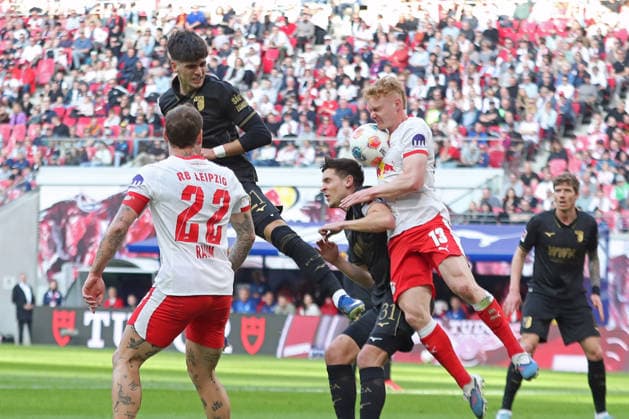 1. Fußball Bundesliga: RB Leipzig - FC Augsburg; 07.03.2026 Rodrigo Ribeiro (21, FC Augsburg) in der Luft, mit Kapitän Keven Schlotterbeck (31, FC Augsburg) gegen Nicolas Seiwald (13, RB Leipzig). LEIPZIG, DEUTSCHLAND - MARCH 7: Bundesliga-Spiel RB Leipzig - FC Augsburg in der Red Bull Arena am 25. Spieltag der 1. Bundesliga am March 7, 2026 in Leipzig, Deutschland. DFL REGULATIONS PROHIBIT ANY USE OF PHOTOGRAPHS AS IMAGE SEQUENCES AND OR QUASI-VIDEO.