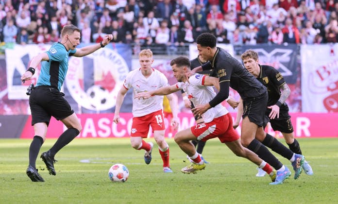 Schiedsrichterin Eleni Antoniou, Christoph Baumgartner am Ball, Noahkai Banks Zweikampf Spielszene Aktion Fußball Fussball DFL Bundesliga Herren 25. Spieltag Saison 2025 2026 07.03.2026 RasenBallsport RB Leipzig RBL vs. FC Augsburg FCA in der RedBull Arena DFL regulations prohibit any use of photographs as image sequences and or quasi-video.