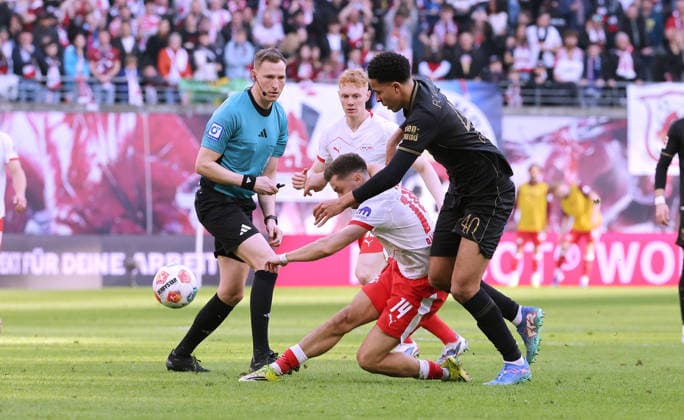 Schiedsrichterin Eleni Antoniou, Christoph Baumgartner am Ball, Noahkai Banks Zweikampf Spielszene Aktion Fußball Fussball DFL Bundesliga Herren 25. Spieltag Saison 2025 2026 07.03.2026 RasenBallsport RB Leipzig RBL vs. FC Augsburg FCA in der RedBull Arena DFL regulations prohibit any use of photographs as image sequences and or quasi-video.