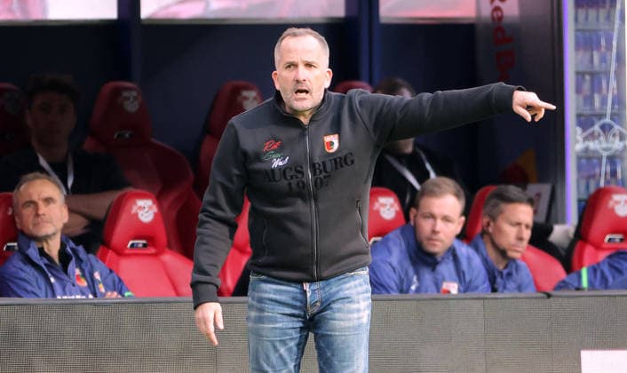 Trainer Manuel Baum gibt Anweisungen Aktion Oberkörper Fußball Fussball DFL Bundesliga Herren 25. Spieltag Saison 2025 2026 07.03.2026 RasenBallsport RB Leipzig RBL vs. FC Augsburg FCA in der RedBull Arena DFL regulations prohibit any use of photographs as image sequences and or quasi-video.