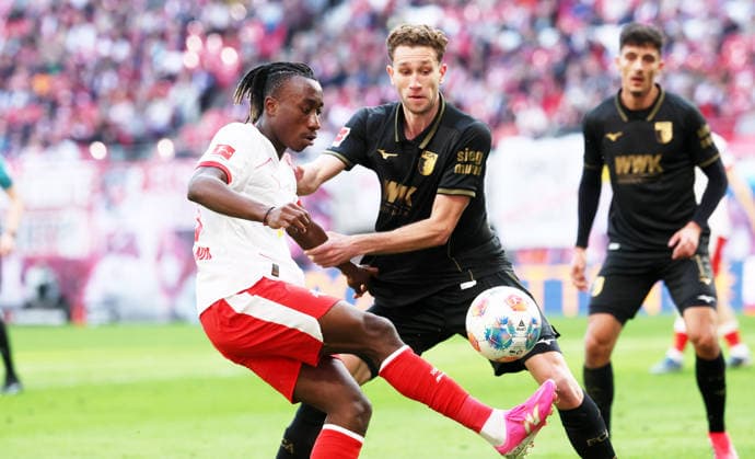 RB Leipzig - Augsburg Bundesliga Leipzig, 07.03.2026, Red Bull Arena, Fußball, 1.Bundesliga, 25.Spieltag , RB Leipzig vs. FC Augsburg , Im Bild von links: Yan Diomande (49, RB Leipzig), Arthur Chaves (34, Augsburg). , Nur zur redaktionellen Nutzung. Only editorial use. , DFL DFB regulations prohibit any use of photographs as image sequences and or quasi-video. ,