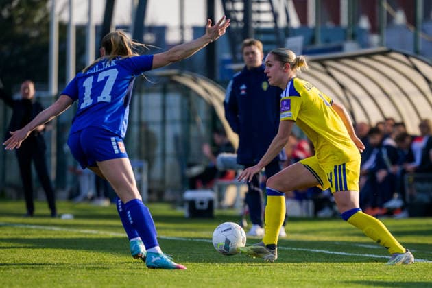 260307 Hanna Lundkvist of Sweden and Allegra Poljak of Serbia during the FIFA Women™s World Cup Qualifier football match between Serbia and Sweden on March 7, 2026 in Stara Pazova. Photo: Ludvig Thunman BILDBYRAN kod LT LT0784 fotboll football soccer fotball vm-kval kval fifa womens world cup qualifier qualifier serbien serbia sverige sweden dam bbeng Copyright: LUDVIGxTHUNMAN BB260307LT055