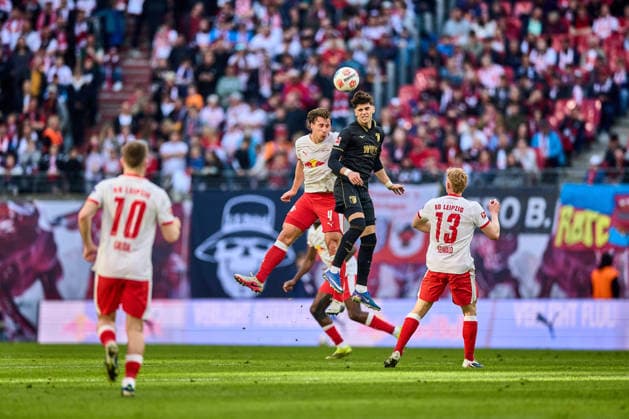07.03.2026, Fußball, Männer, Bundesliga, 2025 2026, RB Leipzig - FC Augsburg Willi Orban (4, RB Leipzig, li.), Rodrigo Ribeiro (21, FC Augsburg), Aktion, Kopfballduell Leipzig Red Bull Arena Sachsen Deutschland