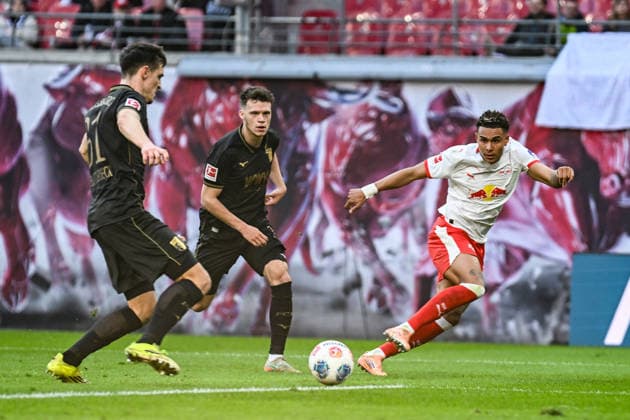Fußball I Herren I Saison 2025-2026 I Bundesliga I 25. Spieltag I RB Leipzig - FC Augsburg I 07.03.2026 Keven Schlotterbeck (31, FC Augsburg) und Robin Fellhauer (19, FC Augsburg) gegen Antonio Nusa (7, RB Leipzig) Leipzig Red Bull Arena Sachsen Deutschland