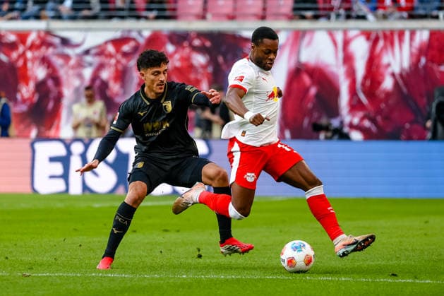 Dimitrios Giannoulis (FC Augsburg, 13) Zweikampf, Duell, Kampf Ridle Baku (RB Leipzig, 17) am Ball, RB Leipzig vs. FC Augsburg, Fussball, 1. Bundesliga, 25. Spieltag, Saison 2025 2026, 07.03.2026,¨ DFL REGULATIONS PROHIBIT ANY USE OF PHOTOGRAPHS AS IMAGE SEQUENCES AND OR QUASI-VIDEO,¨ RB Leipzig vs. FC Augsburg, Fussball, 1. Bundesliga, 25. Spieltag, Saison 2025 2026, 07.03.2026 Leipzig