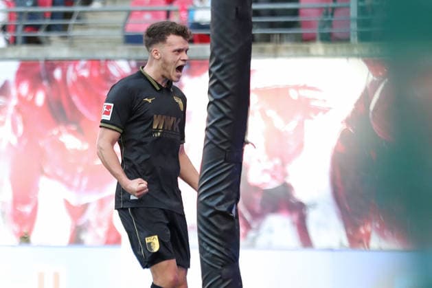 1. Fußball Bundesliga: RB Leipzig - FC Augsburg; 07.03.2026 Jubel beim Torschützen Robin Fellhauer (19, FC Augsburg). LEIPZIG, DEUTSCHLAND - MARCH 7: Bundesliga-Spiel RB Leipzig - FC Augsburg in der Red Bull Arena am 25. Spieltag der 1. Bundesliga am March 7, 2026 in Leipzig, Deutschland. DFL REGULATIONS PROHIBIT ANY USE OF PHOTOGRAPHS AS IMAGE SEQUENCES AND OR QUASI-VIDEO.