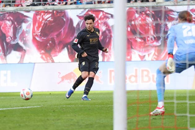1. Fußball Bundesliga: RB Leipzig - FC Augsburg; 07.03.2026 Fabian Rieder (32, FC Augsburg) bereitet das Tor zur 0:1-Führung vor. LEIPZIG, DEUTSCHLAND - MARCH 7: Bundesliga-Spiel RB Leipzig - FC Augsburg in der Red Bull Arena am 25. Spieltag der 1. Bundesliga am March 7, 2026 in Leipzig, Deutschland. DFL REGULATIONS PROHIBIT ANY USE OF PHOTOGRAPHS AS IMAGE SEQUENCES AND OR QUASI-VIDEO.