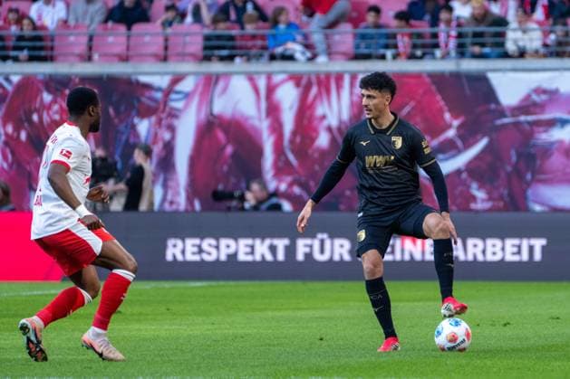 Deutschland: Bundesliga 2025 - 2026, 25. Spieltag - RB Leipzig vs FC Augsburg - Red Bull Arena (Leipzig): Dimitrios Giannoulis (FC Augsburg, 13) am Ball