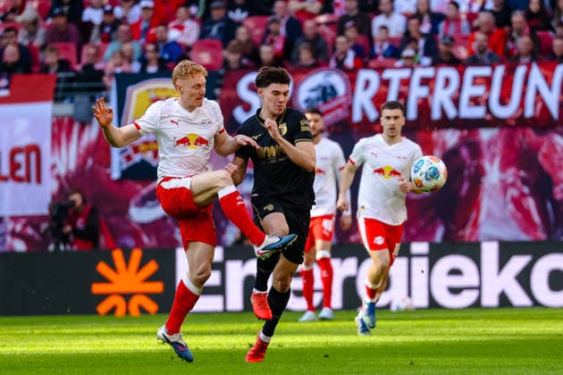 Nicolas Seiwald (RB Leipzig, 13) Zweikampf, Duell, Kampf am Ball gegen Mert Koemuer (FC Augsburg, 36), RB Leipzig vs. FC Augsburg, Fussball, 1. Bundesliga, 25. Spieltag, Saison 2025 2026, 07.03.2026,¨ DFL REGULATIONS PROHIBIT ANY USE OF PHOTOGRAPHS AS IMAGE SEQUENCES AND OR QUASI-VIDEO,¨ RB Leipzig vs. FC Augsburg, Fussball, 1. Bundesliga, 25. Spieltag, Saison 2025 2026, 07.03.2026 Leipzig