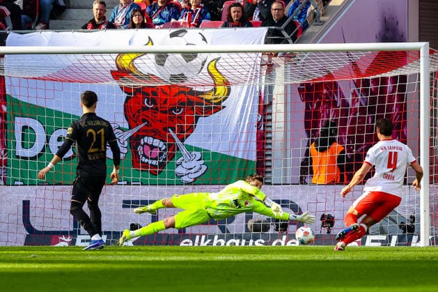 Finn Dahmen (FC Augsburg, 01) haelt den Schuss, RB Leipzig vs. FC Augsburg, Fussball, 1. Bundesliga, 25. Spieltag, Saison 2025 2026, 07.03.2026,¨ DFL REGULATIONS PROHIBIT ANY USE OF PHOTOGRAPHS AS IMAGE SEQUENCES AND OR QUASI-VIDEO,¨ RB Leipzig vs. FC Augsburg, Fussball, 1. Bundesliga, 25. Spieltag, Saison 2025 2026, 07.03.2026 Leipzig