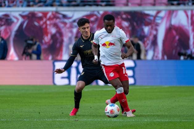 Deutschland: Bundesliga 2025 - 2026, 25. Spieltag - RB Leipzig vs FC Augsburg - Red Bull Arena (Leipzig): Ridle Baku (RB Leipzig, 17) am Ball