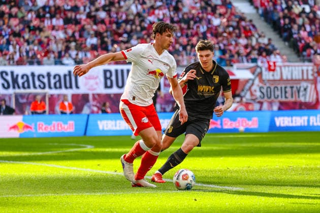 Willi Orban (RB Leipzig, 04) am Ball, Zweikampf, Duell, Kampf Mert Koemuer (FC Augsburg, 36), RB Leipzig vs. FC Augsburg, Fussball, 1. Bundesliga, 25. Spieltag, Saison 2025 2026, 07.03.2026,¨ DFL REGULATIONS PROHIBIT ANY USE OF PHOTOGRAPHS AS IMAGE SEQUENCES AND OR QUASI-VIDEO,¨ RB Leipzig vs. FC Augsburg, Fussball, 1. Bundesliga, 25. Spieltag, Saison 2025 2026, 07.03.2026 Leipzig