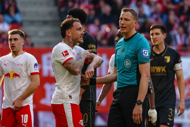 David Raum (RB Leipzig, 22) diskutiert mit Martin Petersen (Schiedsrichter, DFB) wegen Handspiel, RB Leipzig vs. FC Augsburg, Fussball, 1. Bundesliga, 25. Spieltag, Saison 2025 2026, 07.03.2026,¨ DFL REGULATIONS PROHIBIT ANY USE OF PHOTOGRAPHS AS IMAGE SEQUENCES AND OR QUASI-VIDEO,¨ RB Leipzig vs. FC Augsburg, Fussball, 1. Bundesliga, 25. Spieltag, Saison 2025 2026, 07.03.2026 Leipzig