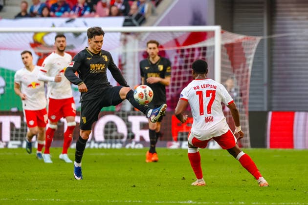 Fabian Rieder (FC Augsburg, 32) am Ball Ridle Baku (RB Leipzig, 17) , RB Leipzig vs. FC Augsburg, Fussball, 1. Bundesliga, 25. Spieltag, Saison 2025 2026, 07.03.2026,¨ DFL REGULATIONS PROHIBIT ANY USE OF PHOTOGRAPHS AS IMAGE SEQUENCES AND OR QUASI-VIDEO,¨ RB Leipzig vs. FC Augsburg, Fussball, 1. Bundesliga, 25. Spieltag, Saison 2025 2026, 07.03.2026 Leipzig