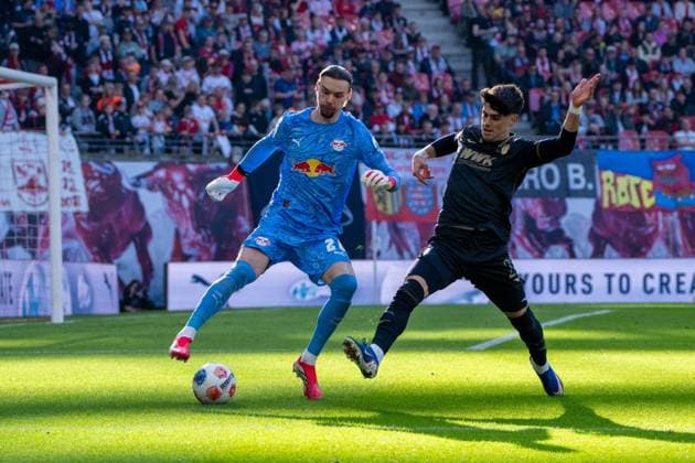 Deutschland: Bundesliga 2025 - 2026, 25. Spieltag - RB Leipzig vs FC Augsburg - Red Bull Arena (Leipzig): Maarten Vandevoordt (RB Leipzig, 26) am Ball