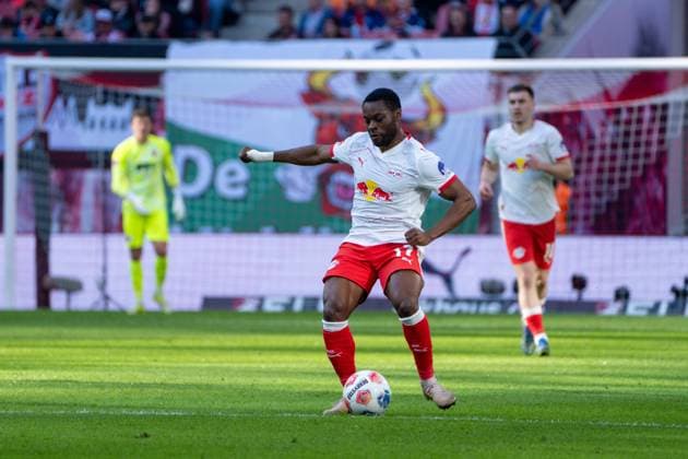 Deutschland: Bundesliga 2025 - 2026, 25. Spieltag - RB Leipzig vs FC Augsburg - Red Bull Arena (Leipzig): Ridle Baku (RB Leipzig, 17) am Ball