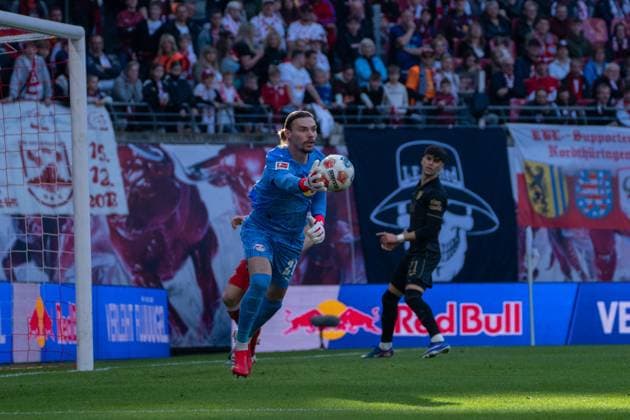 Deutschland: Bundesliga 2025 - 2026, 25. Spieltag - RB Leipzig vs FC Augsburg - Red Bull Arena (Leipzig): Maarten Vandevoordt (RB Leipzig, 26) am Ball