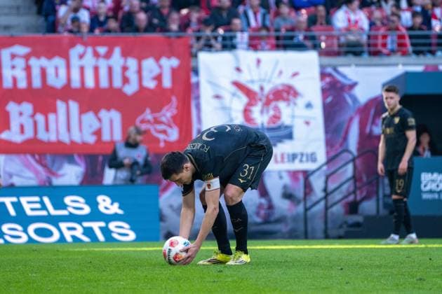 Deutschland: Bundesliga 2025 - 2026, 25. Spieltag - RB Leipzig vs FC Augsburg - Red Bull Arena (Leipzig): Keven Schlotterbeck (FC Augsburg, 31) Elfmeter