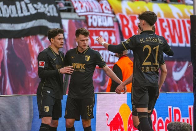 Fabian Rieder (FC Augsburg, 32), Robin Fellhauer (FC Augsburg, 19), Rodrigo Ribeiro (FC Augsburg, 21) Jubel, Torjubel, jubelt ueber Tor zum 0:1, RB Leipzig vs. FC Augsburg, Fussball, 1. Bundesliga, 25. Spieltag, Saison 2025 2026, 07.03.2026,¨ DFL REGULATIONS PROHIBIT ANY USE OF PHOTOGRAPHS AS IMAGE SEQUENCES AND OR QUASI-VIDEO,¨ RB Leipzig vs. FC Augsburg, Fussball, 1. Bundesliga, 25. Spieltag, Saison 2025 2026, 07.03.2026 Leipzig