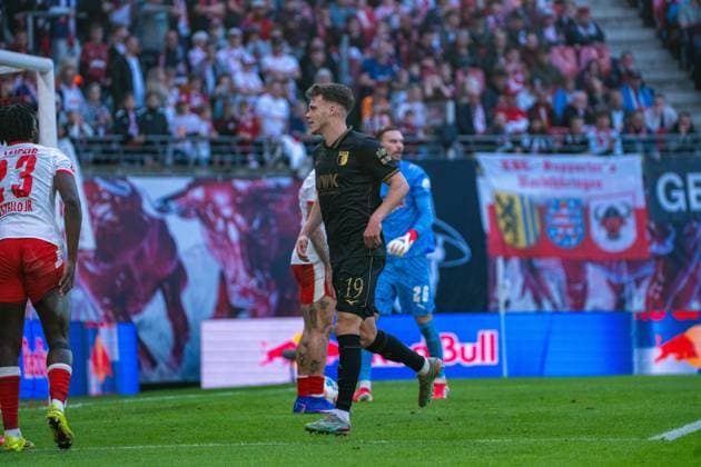 Deutschland: Bundesliga 2025 - 2026, 25. Spieltag - RB Leipzig vs FC Augsburg - Red Bull Arena (Leipzig): Robin Fellhauer (FC Augsburg, 19) Torjubel